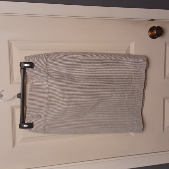 White pencil skirt with vertical lines - Picture 1 of 3